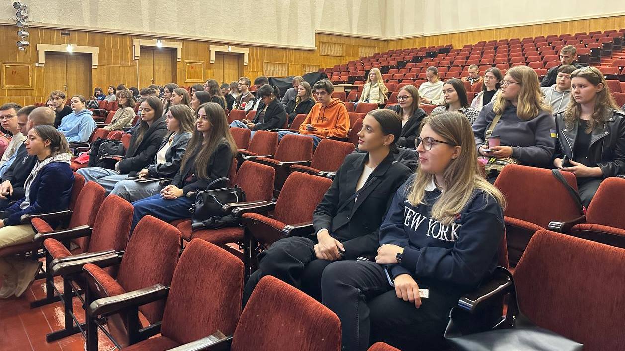 учасники зустрічі.